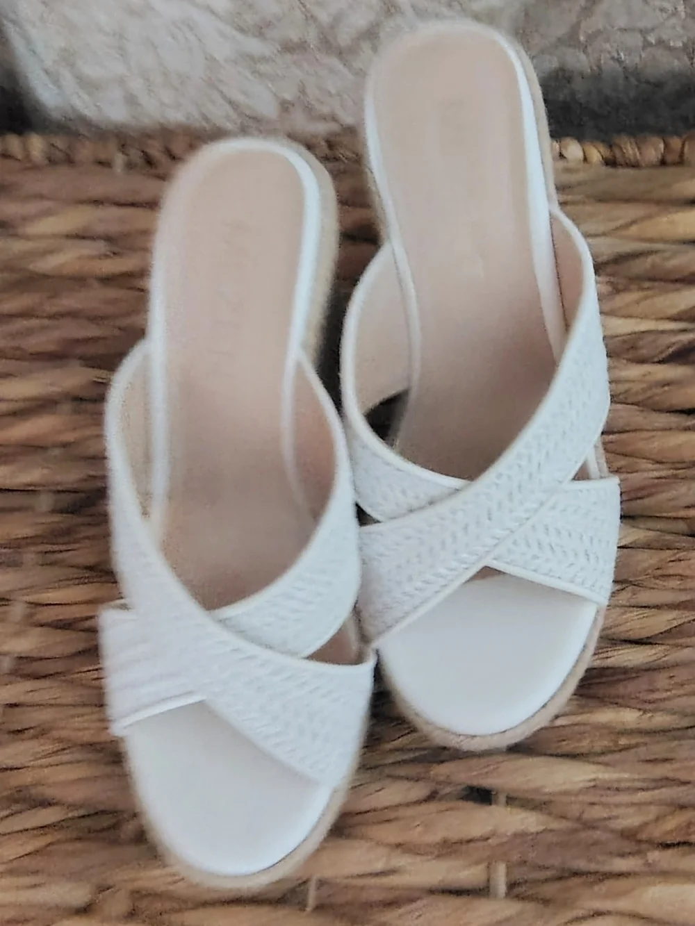Mezent white wedge